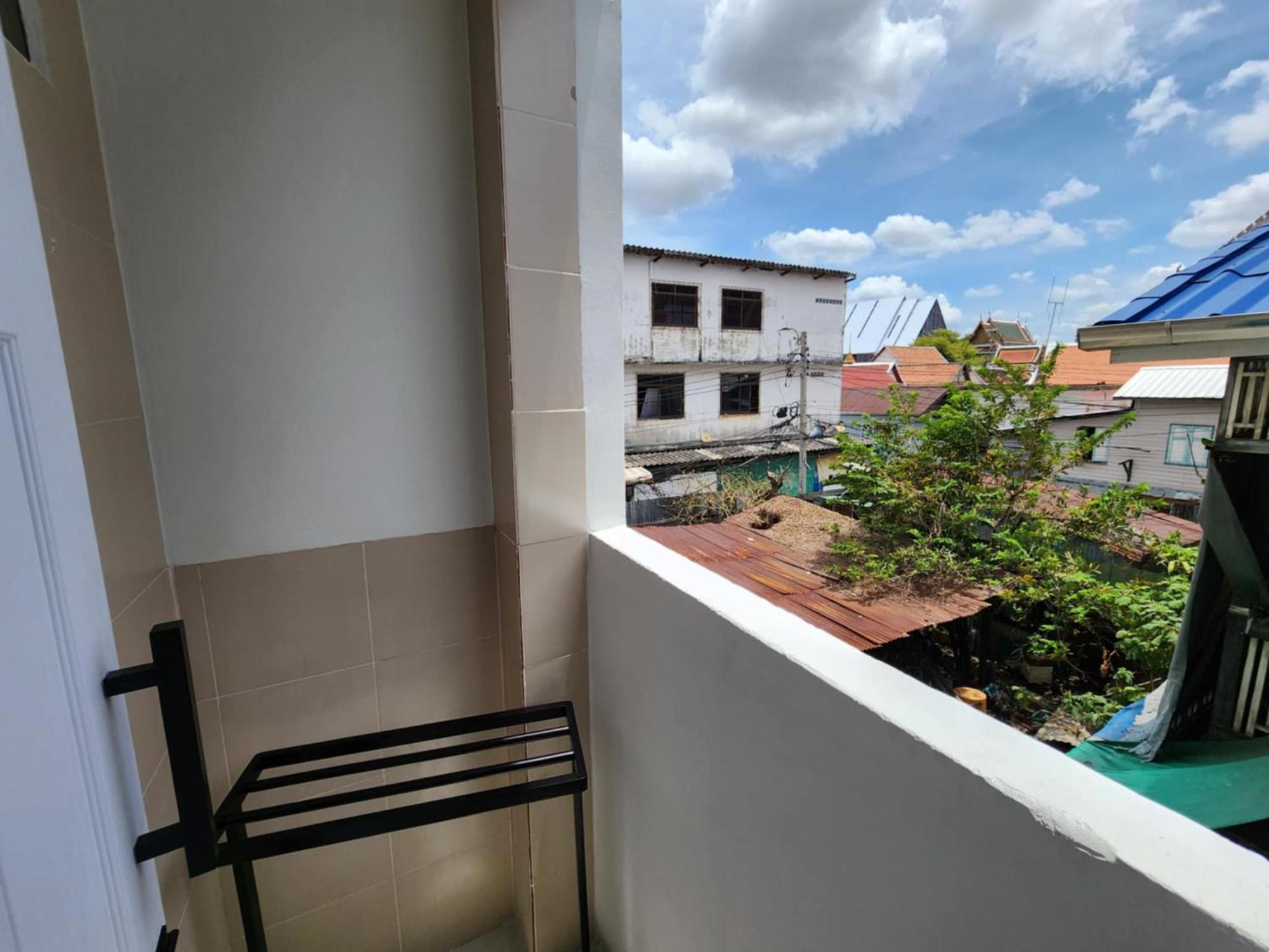 Lo-ha Phra Nakorn Hostel *
